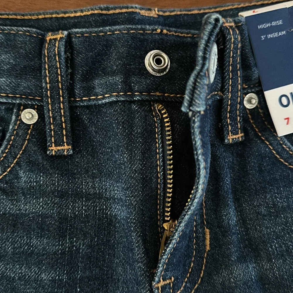 Old Navy blue jean shorts eyelet sewn in front pockets with frayed hem